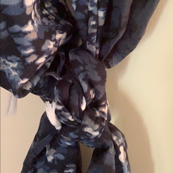 BNWT Blue & white tassel scarf - Picture 5 of 6